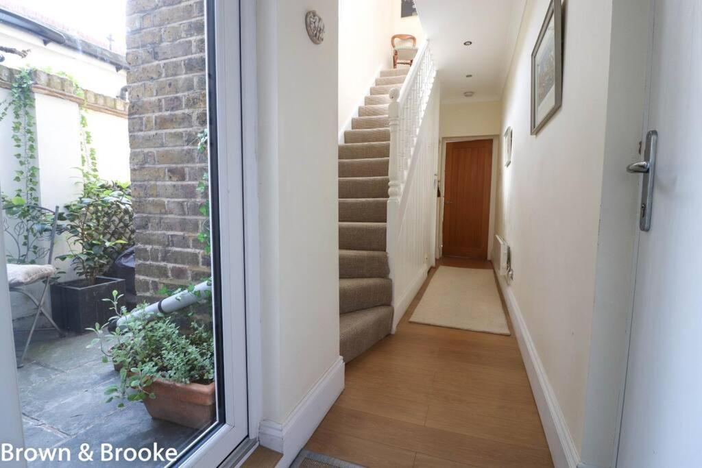 Stylish & Spacious 3 Bed Victorian House Sleeps Up To 7 - Near O2, Museums, Excel, Mazehill Station 12 Mins Direct Into London Bridge 외부 사진